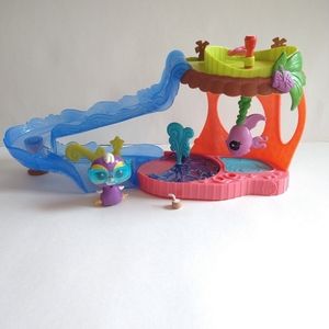 2011 Littlest Pet Shop Walkables Slide and Dive Lagoon Penguin #2460